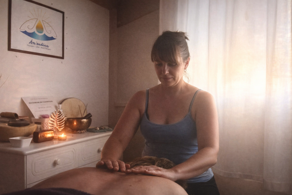 Sandrine, fondatrice de Massages Âm'ondina, masse une cliente dans son cabinet à Champs-sur-Marne
